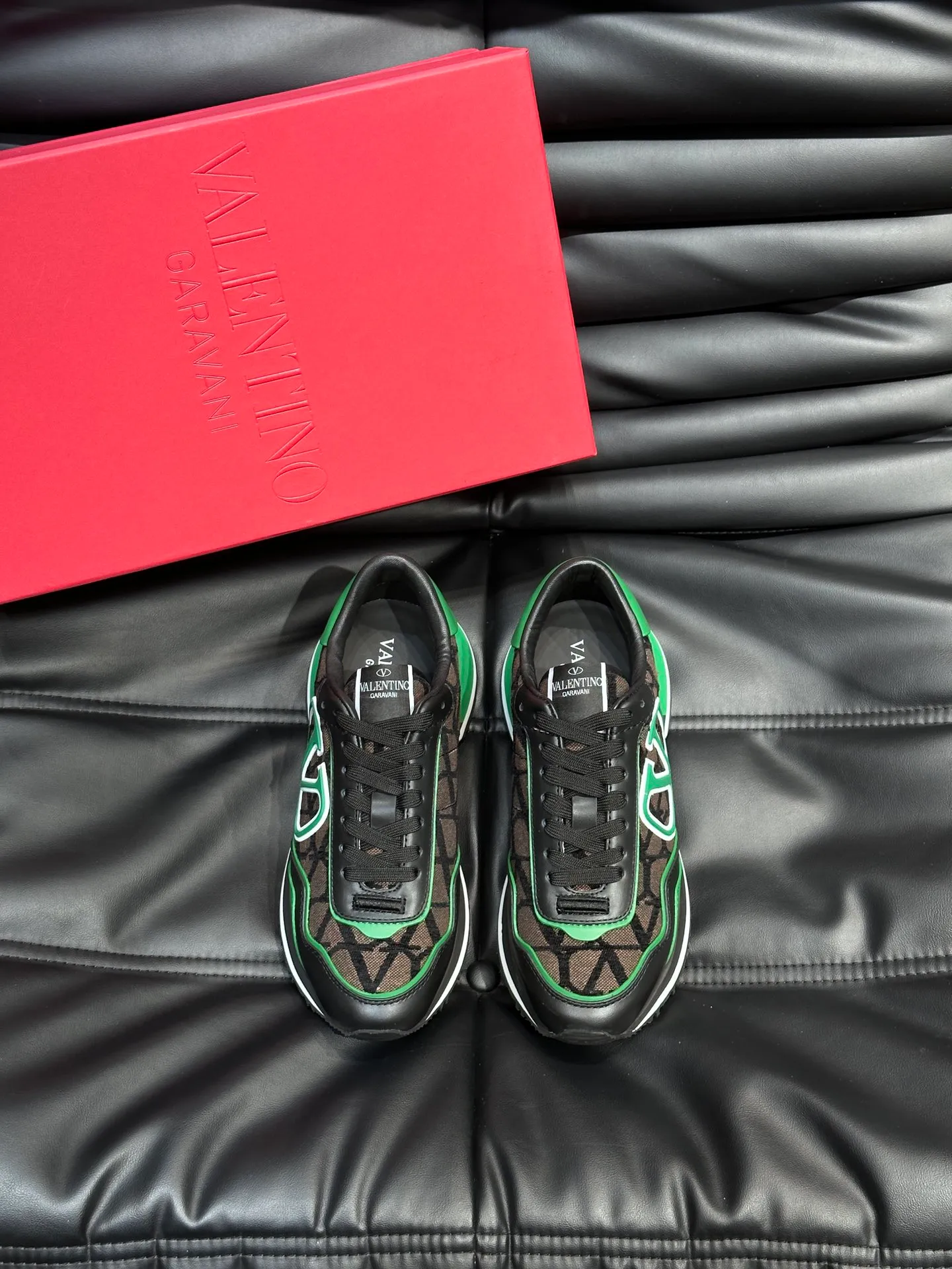 P540💰 Product trademark: VALENTINO "Valentino" Regular size: 38-44 [45 customized] Product materials: Warren men's casual sports shoes, made of multi-material splicing, calf leather stitched with suede cowhide, fabric mesh upper, fabric tongue decorated with brand badge, rubber rivet decorative details on the heel, rivet rubber outsole, non-slip, wear-resistant and shock-absorbing, pure cotton inner foot pad, comfortable and breathable, comes with original box packaging bag!